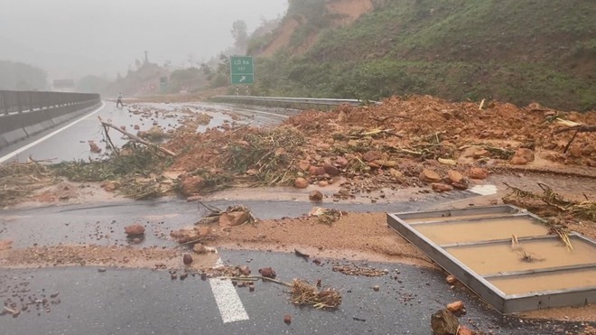 Chương trình 60 Giây ngày 29/10/2025 | Sạt lở Đèo Khánh Sơn (Khánh Hòa): Tỉnh lộ 9 ách tắc nhiều điểm do mưa lớn - Ảnh 1.