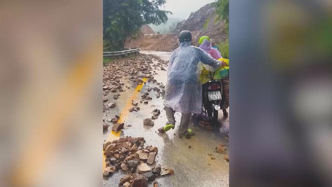 Chương trình 60 Giây ngày 29/10/2025 | Sạt lở Đèo Khánh Sơn (Khánh Hòa): Tỉnh lộ 9 ách tắc nhiều điểm do mưa lớn - Ảnh 4.