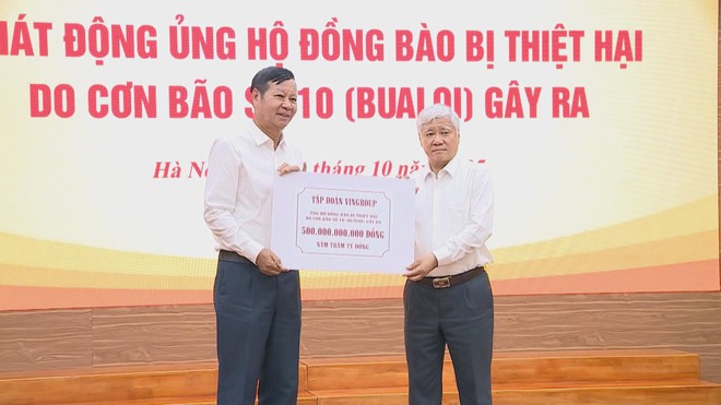 Lễ phát động ủng hộ đồng bào bị thiệt hại do bão số 10 - Ảnh 5.
