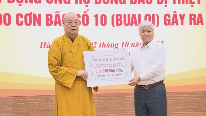Lễ phát động ủng hộ đồng bào bị thiệt hại do bão số 10 - Ảnh 6.