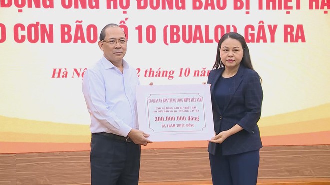Lễ phát động ủng hộ đồng bào bị thiệt hại do bão số 10 - Ảnh 7.