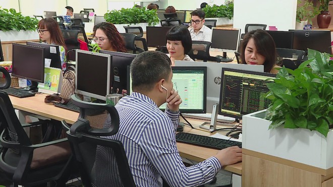 Chứng khoán giảm điểm phiên cuối tuần, nhà đầu tư chờ tín hiệu tích cực - Ảnh 2.