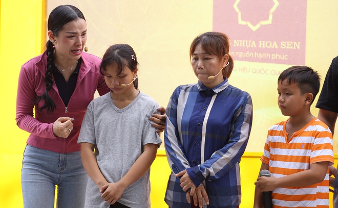 "Mái ấm gia đình Việt": Phương Trinh Jolie bật khóc khi thấy mình trong cô bé mồ côi - Ảnh 2.