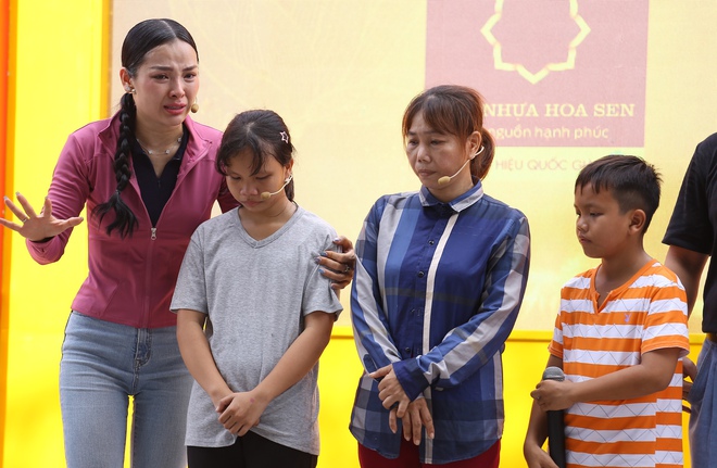 "Mái ấm gia đình Việt": Phương Trinh Jolie bật khóc khi thấy mình trong cô bé mồ côi - Ảnh 3.