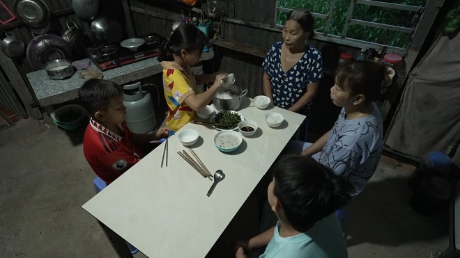 Mẫn Thi: Cô học trò nhỏ khiến trường quay rơi nước mắt - Mái ấm gia đình Việt- Ảnh 7.