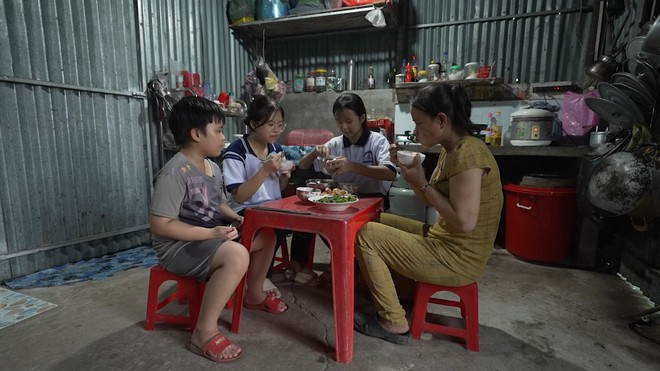 Tuyết Mai: Cô học trò nghèo có ước mơ làm bác sĩ - Mái ấm gia đình Việt- Ảnh 8.