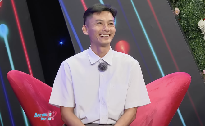 Chàng phiên dịch viên khiến cô gái “choáng” với cú hôn bất ngờ - Ảnh 1.