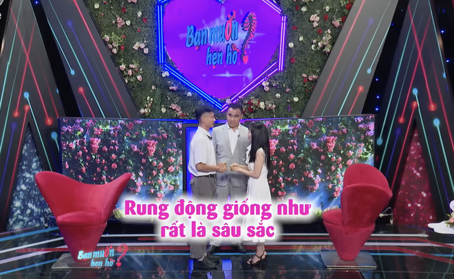 Chàng phiên dịch viên khiến cô gái “choáng” với cú hôn bất ngờ - Ảnh 4.