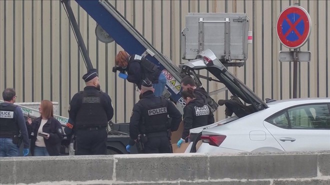 Pháp: Bắt thêm 5 nghi phạm vụ trộm Louvre - Ảnh 2.