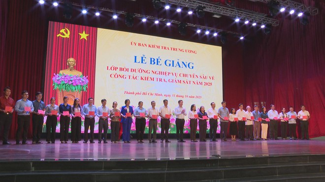 Bế giảng lớp bồi dưỡng nghiệp vụ chuyên sâu về công tác kiểm tra, giám sát 2025 - Ảnh 2.