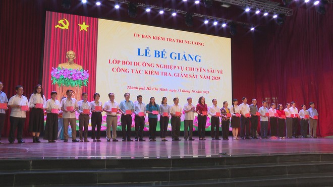 Bế giảng lớp bồi dưỡng nghiệp vụ chuyên sâu về công tác kiểm tra, giám sát 2025 - Ảnh 1.