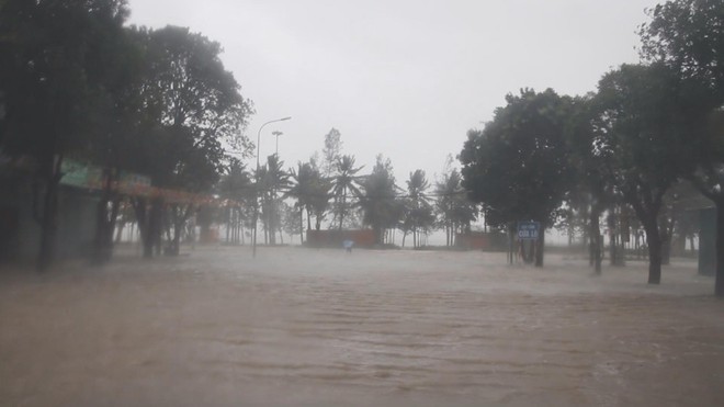 Mưa lũ có thể kéo dài đến ngày 4/11 ở miền Trung - Ảnh 1.