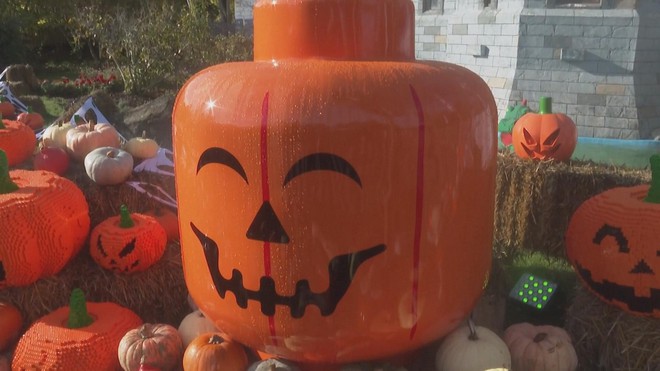 Anh: Legoland đổi sắc cam mừng Halloween - Ảnh 2.