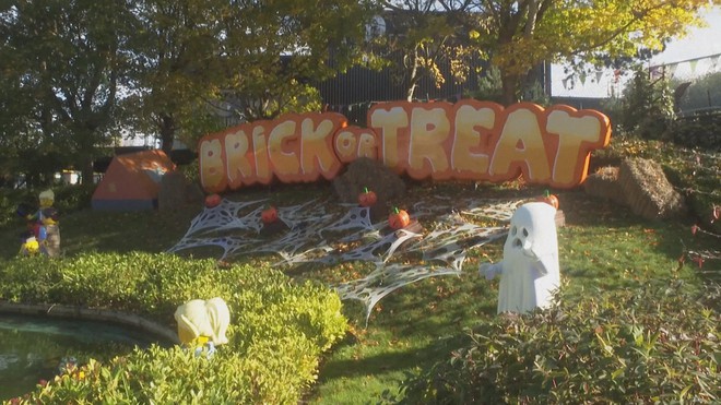 Anh: Legoland đổi sắc cam mừng Halloween - Ảnh 1.