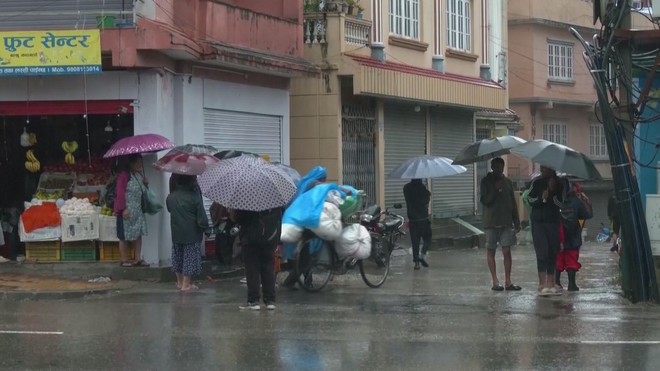 Lở đất, lũ quét khiến hàng chục người Nepal và Ấn Độ thương vong - Ảnh 4.