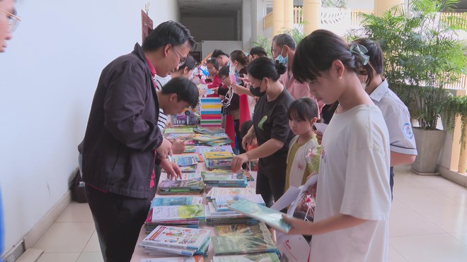 Xã Tân Nhựt: Mang Trung thu đến gần hơn với trẻ em mồ côi, có hoàn cảnh khó khăn - Ảnh 3.