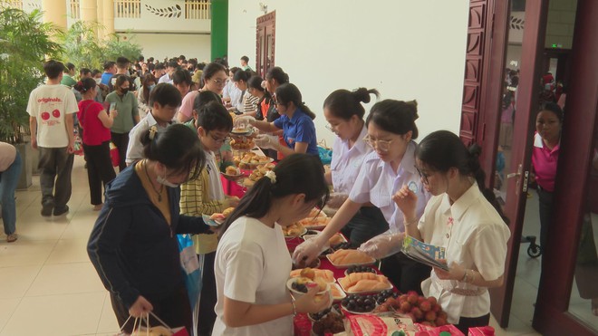 Xã Tân Nhựt: Mang Trung thu đến gần hơn với trẻ em mồ côi, có hoàn cảnh khó khăn - Ảnh 2.