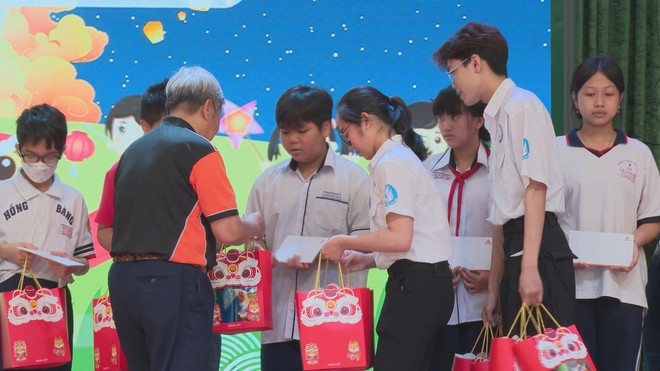 Xã Tân Nhựt: Mang Trung thu đến gần hơn với trẻ em mồ côi, có hoàn cảnh khó khăn - Ảnh 6.