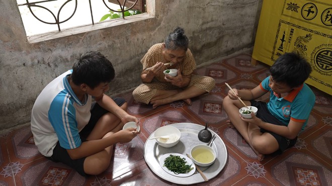 Huy Nam và em trai sống nương tựa bà nội lớn tuổi trong căn nhà cũ kỹ - Ảnh 5.
