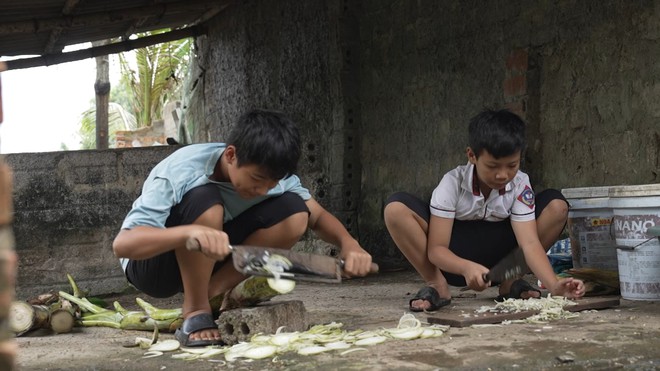 Huy Nam và em trai sống nương tựa bà nội lớn tuổi trong căn nhà cũ kỹ - Ảnh 4.