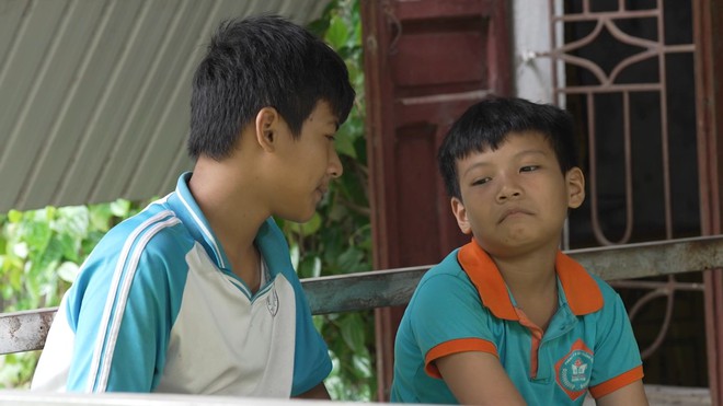 Huy Nam và em trai sống nương tựa bà nội lớn tuổi trong căn nhà cũ kỹ - Ảnh 1.