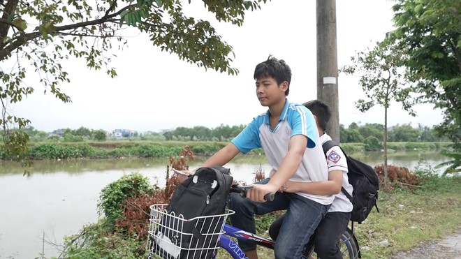 Huy Nam và em trai sống nương tựa bà nội lớn tuổi trong căn nhà cũ kỹ - Ảnh 2.