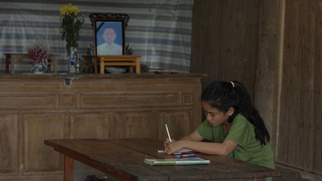 Ngôi nhà trống trải không có cửa và cô bé mồ côi Bảo Hân nằm ngủ võng- Ảnh 2.