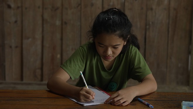 Ngôi nhà trống trải không có cửa và cô bé mồ côi Bảo Hân nằm ngủ võng- Ảnh 1.