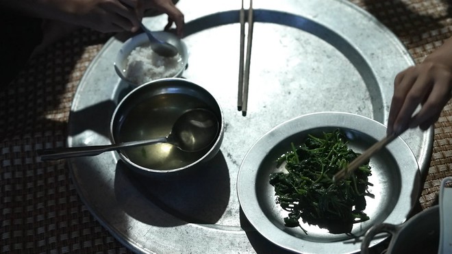 Ngôi nhà trống trải không có cửa và cô bé mồ côi Bảo Hân nằm ngủ võng- Ảnh 6.