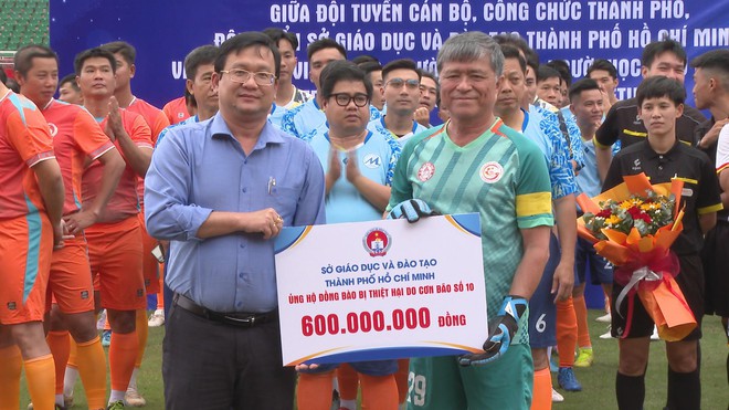 Trận bóng giao hữu quyên góp gần 1,4 tỷ đồng hỗ trợ đồng bào bị ảnh hưởng bão số 10  - Ảnh 5.
