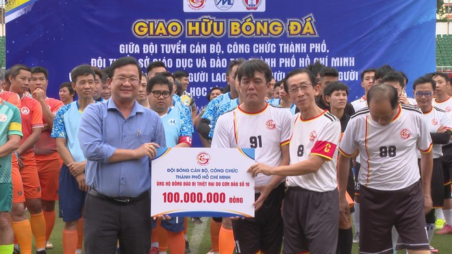 Trận bóng giao hữu quyên góp gần 1,4 tỷ đồng hỗ trợ đồng bào bị ảnh hưởng bão số 10  - Ảnh 4.