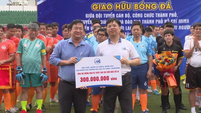 Trận bóng giao hữu quyên góp gần 1,4 tỷ đồng hỗ trợ đồng bào bị ảnh hưởng bão số 10  - Ảnh 3.