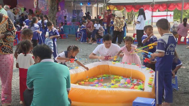 Sân chơi mới và mùa trăng như ý cho trẻ em vùng biên giới An Giang - Ảnh 2.