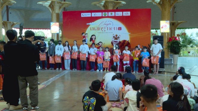 “Chuyện Trăng Non” mùa 3: Gieo niềm vui Trung thu cho trẻ em có hoàn cảnh đặc biệt - Ảnh 2.