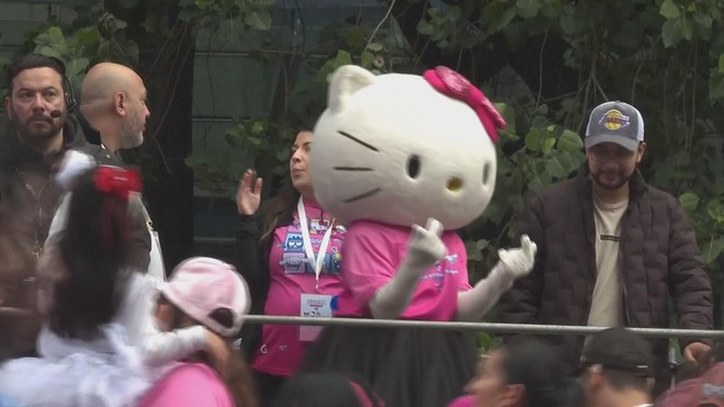 Đường phố nhuộm hồng Hello Kitty - Ảnh 2.