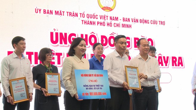 TP. Hồ Chí Minh tiếp nhận hơn 35 tỷ đồng hỗ trợ đồng bào vùng bão lũ Bắc Trung Bộ. - Ảnh 5.