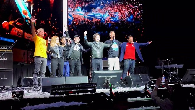 Tổng thống Argentina hát rock, ra mắt sách mới - Ảnh 2.