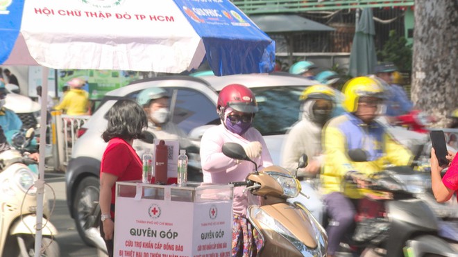 Người dân TP. Hồ Chí Minh tương thân tương ái hướng về đồng bào miền Bắc - Ảnh 3.