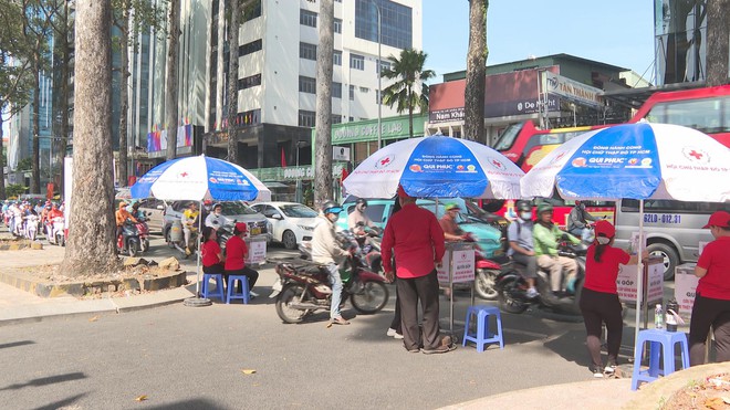 Người dân TP. Hồ Chí Minh tương thân tương ái hướng về đồng bào miền Bắc - Ảnh 2.