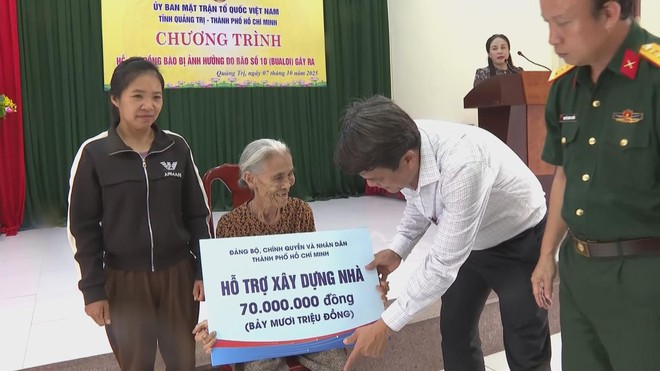 TP. Hồ Chí Minh thăm hỏi, hỗ trợ đồng bào Hà Tĩnh và Quảng Trị khắc phục thiệt hại do bão số 10 - Ảnh 9.