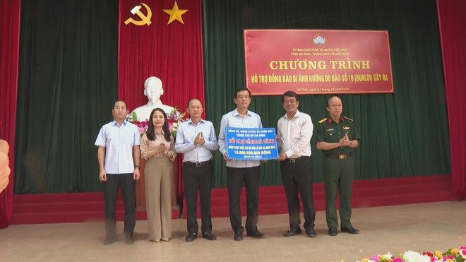 TP. Hồ Chí Minh thăm hỏi, hỗ trợ đồng bào Hà Tĩnh và Quảng Trị khắc phục thiệt hại do bão số 10 - Ảnh 2.