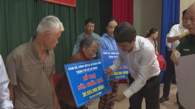 TP. Hồ Chí Minh thăm hỏi, hỗ trợ đồng bào Hà Tĩnh và Quảng Trị khắc phục thiệt hại do bão số 10 - Ảnh 4.