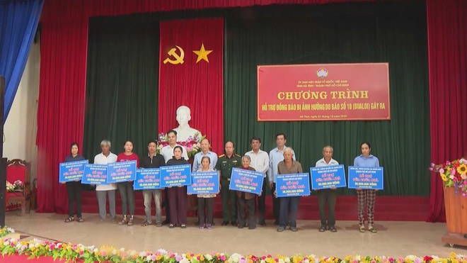 TP. Hồ Chí Minh thăm hỏi, hỗ trợ đồng bào Hà Tĩnh và Quảng Trị khắc phục thiệt hại do bão số 10 - Ảnh 5.