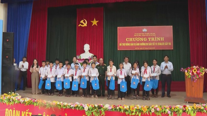 TP. Hồ Chí Minh thăm hỏi, hỗ trợ đồng bào Hà Tĩnh và Quảng Trị khắc phục thiệt hại do bão số 10 - Ảnh 3.