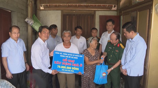 TP. Hồ Chí Minh thăm hỏi, hỗ trợ đồng bào Hà Tĩnh và Quảng Trị khắc phục thiệt hại do bão số 10 - Ảnh 6.