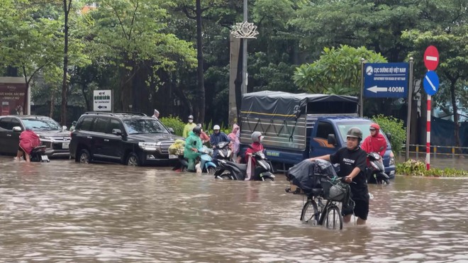 Khó khăn mang tên "ngập lụt": Người dân Hà Nội tiếp tục chật vật - Ảnh 3.