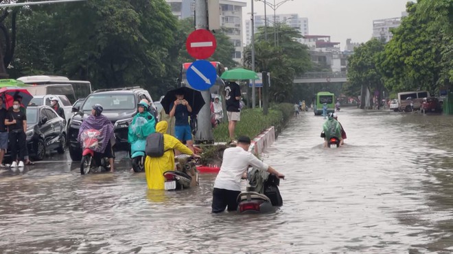 Khó khăn mang tên "ngập lụt": Người dân Hà Nội tiếp tục chật vật - Ảnh 4.