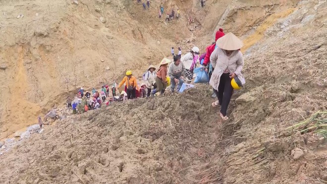 Quảng Ngãi khẩn cấp mở đường cứu trợ dân bị cô lập ở Ngọc Linh - Ảnh 3.