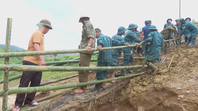 Quảng Ngãi khẩn cấp mở đường cứu trợ dân bị cô lập ở Ngọc Linh - Ảnh 1.