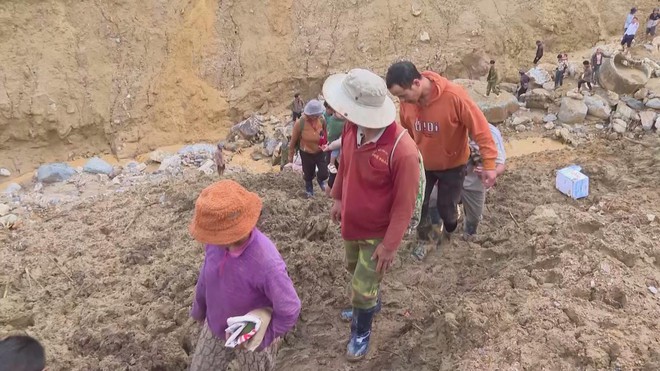 Quảng Ngãi khẩn cấp mở đường cứu trợ dân bị cô lập ở Ngọc Linh - Ảnh 4.